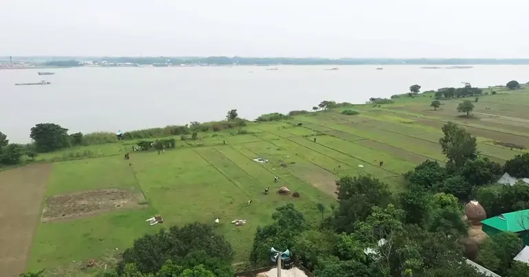 নদীর পাড়ে কৃষি জমি